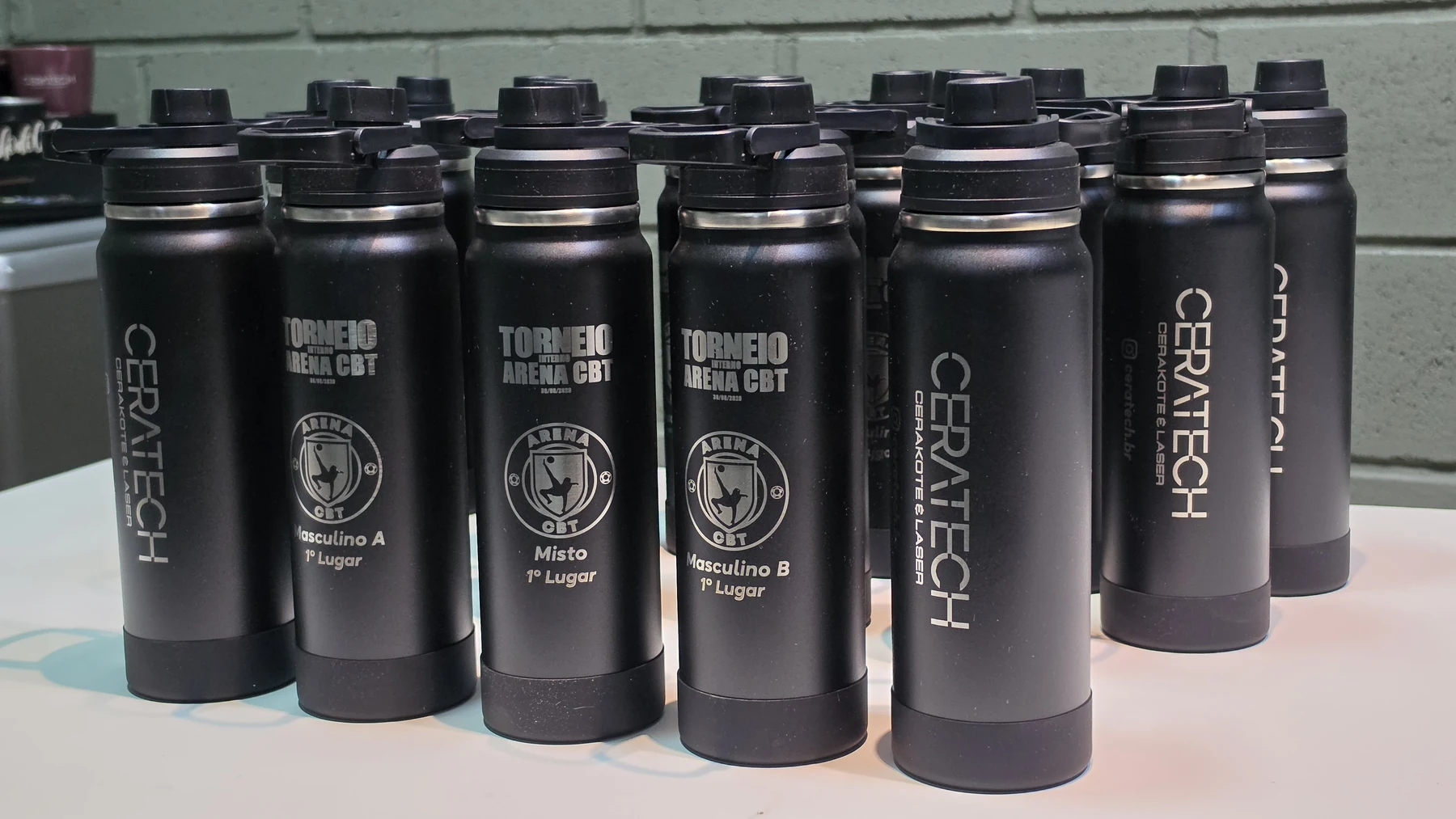 Garrafas personalizadas pela Ceratech para premiação esportiva