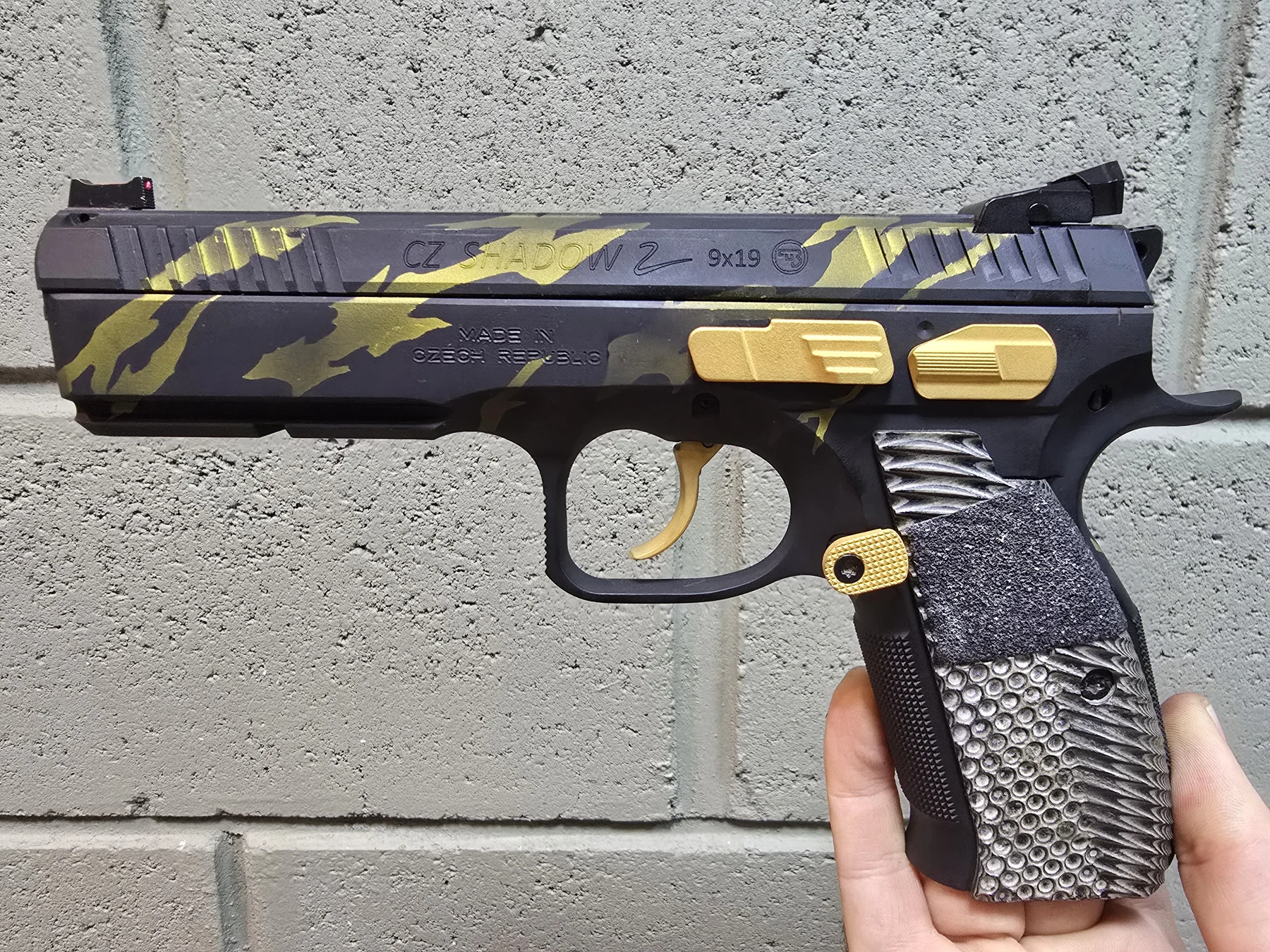 Camuflagem preto e dourado